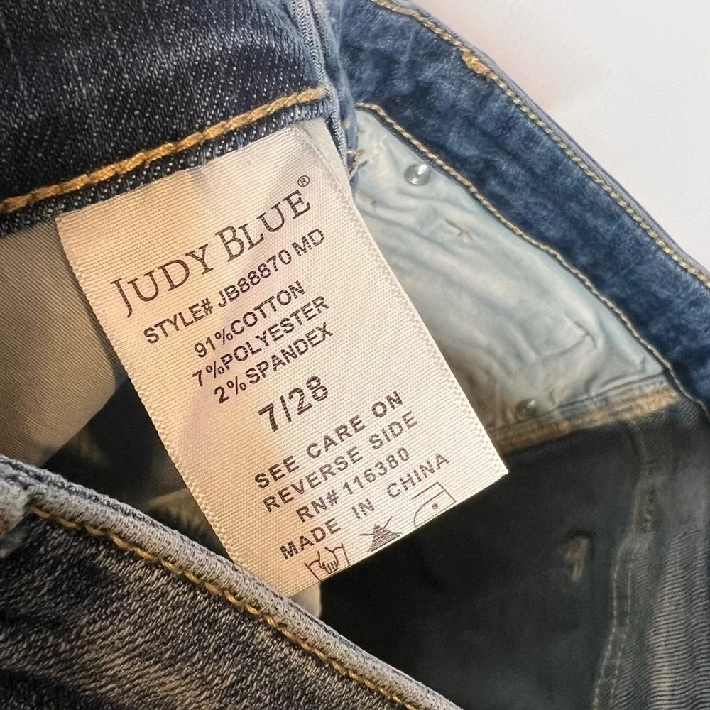 JUDY BLUE Mid Rise Tummy Control Vintage Straight Raw Hem Denim Jeans. Size 7/28